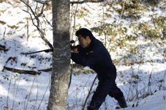 ライフルを構える名人松野さん